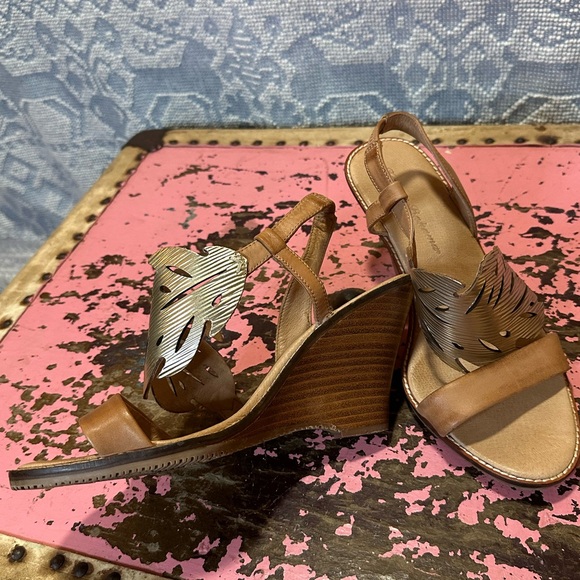 TOMMY BAHAMA Gold leaf leather wedge sandal sz 9 - Picture 4 of 11